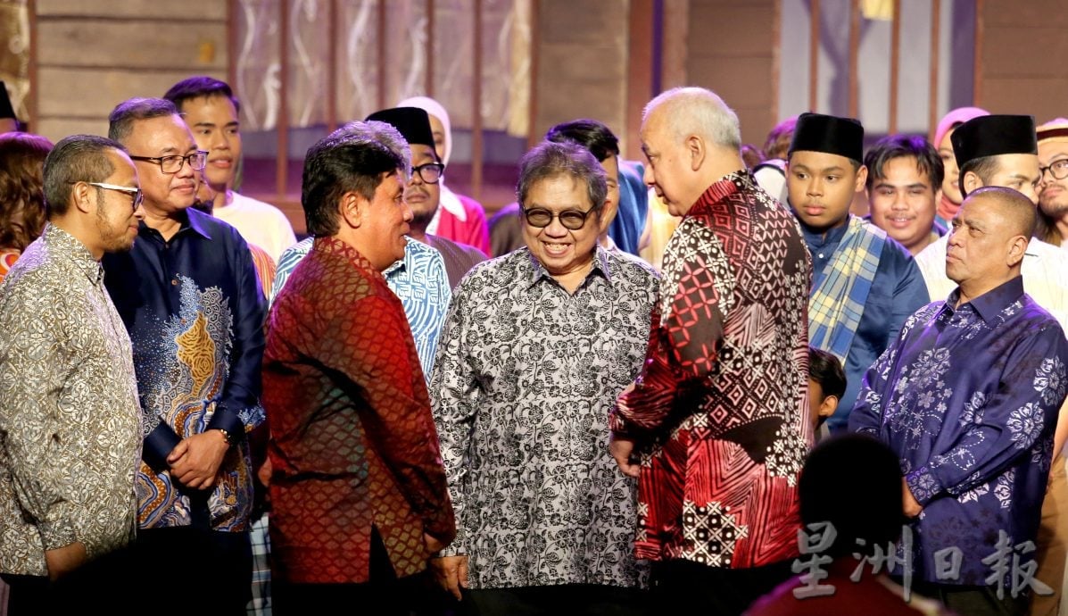 霹苏丹与苏丹后观赏 次场《甘榜男孩》舞台剧