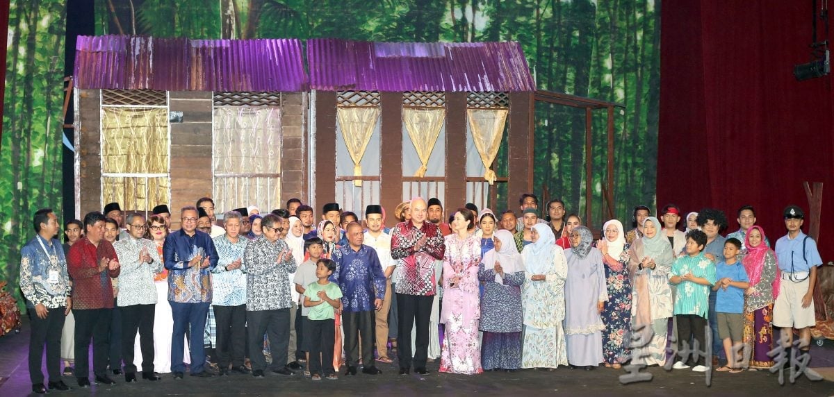 霹苏丹与苏丹后观赏 次场《甘榜男孩》舞台剧