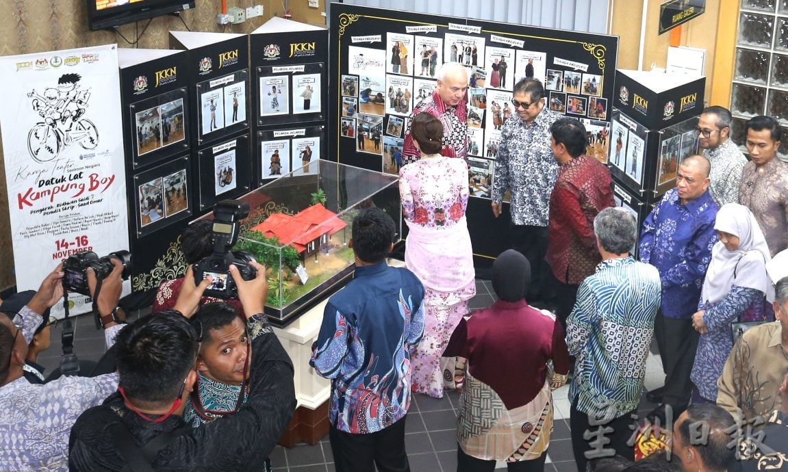 霹苏丹与苏丹后观赏 次场《甘榜男孩》舞台剧