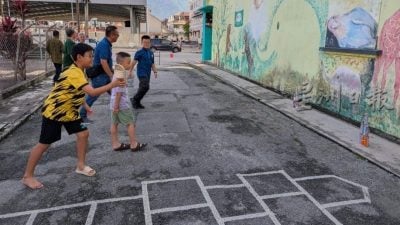 玩传统游戏 重拾童年乐趣