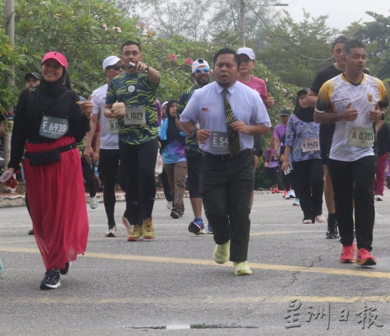 霹苏丹华诞竞跑盛况空前 奔跑热情沸腾王城