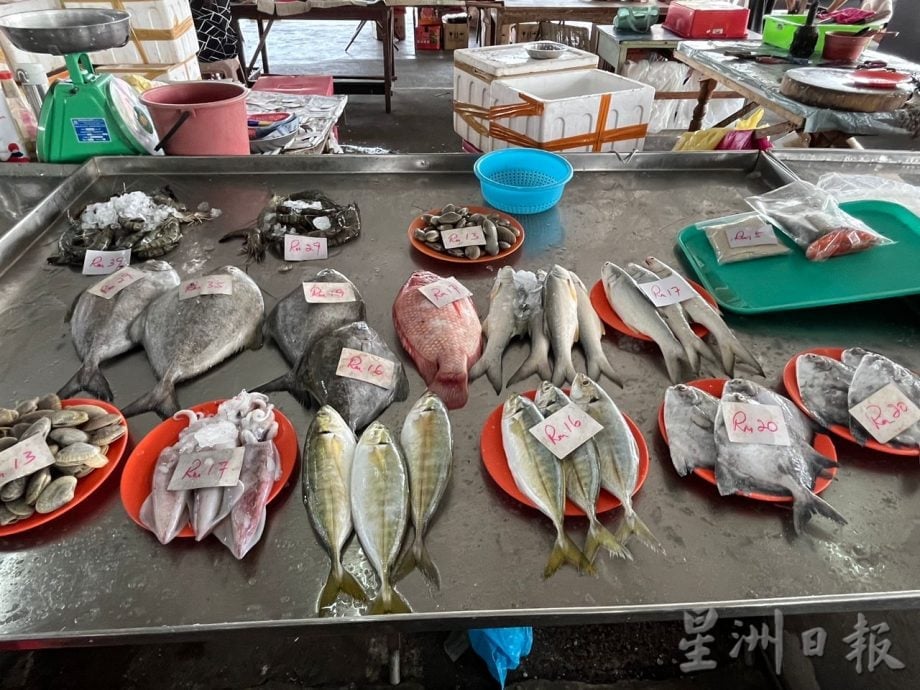 霹:封面主文∕渔船陆续复航渔获增多 有鱼无市价格不变