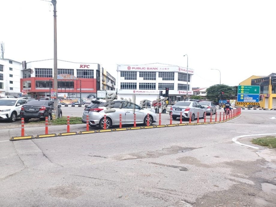 锡米山关东路与万秀路路口车辆插队问题严重,安装交通柱阻止闯入反方向车道/6图