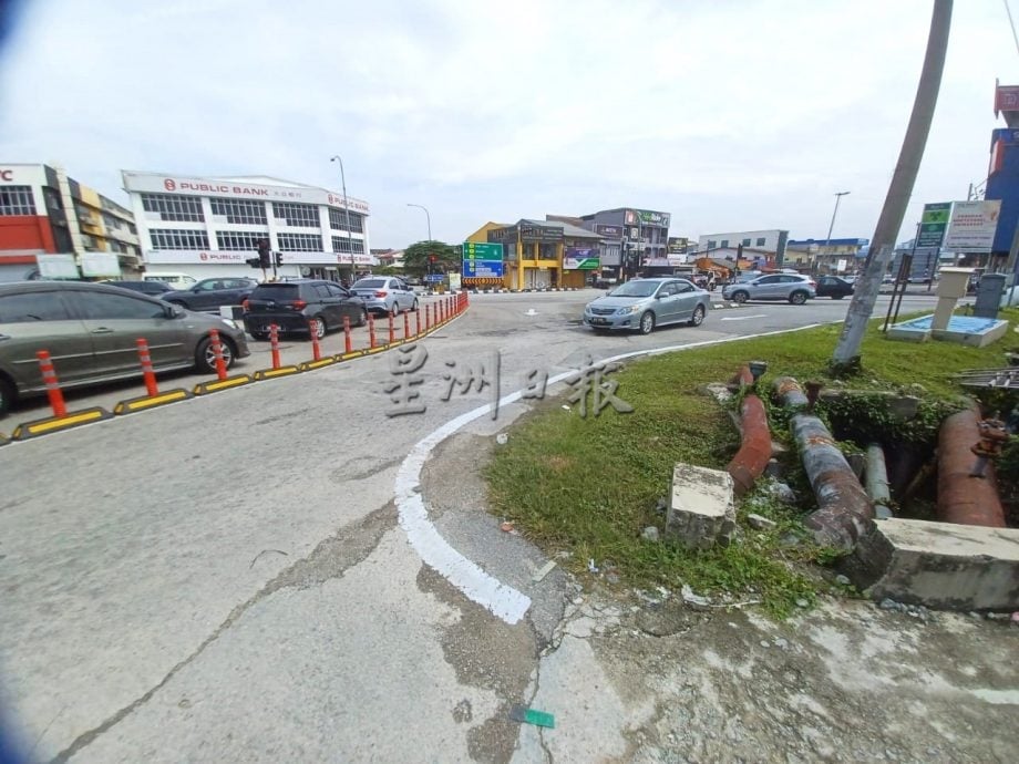 锡米山关东路与万秀路路口车辆插队问题严重,安装交通柱阻止闯入反方向车道