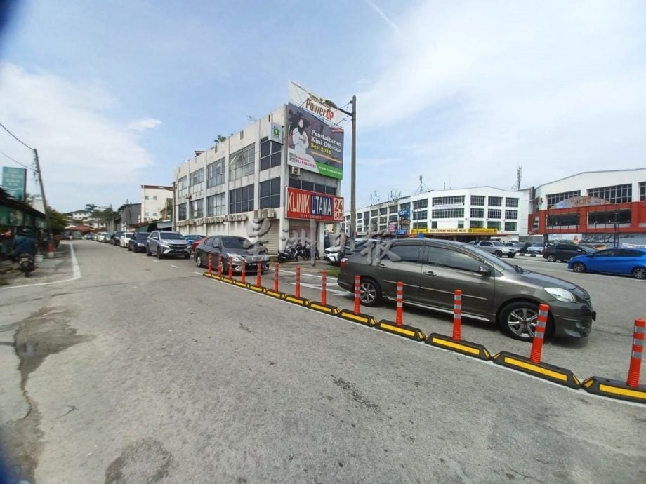 锡米山关东路与万秀路路口车辆插队问题严重,安装交通柱阻止闯入反方向车道/6图