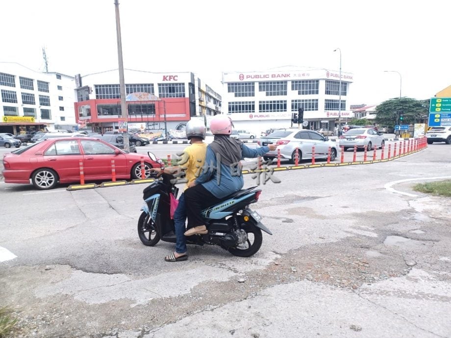 锡米山关东路与万秀路路口车辆插队问题严重,安装交通柱阻止闯入反方向车道/6图