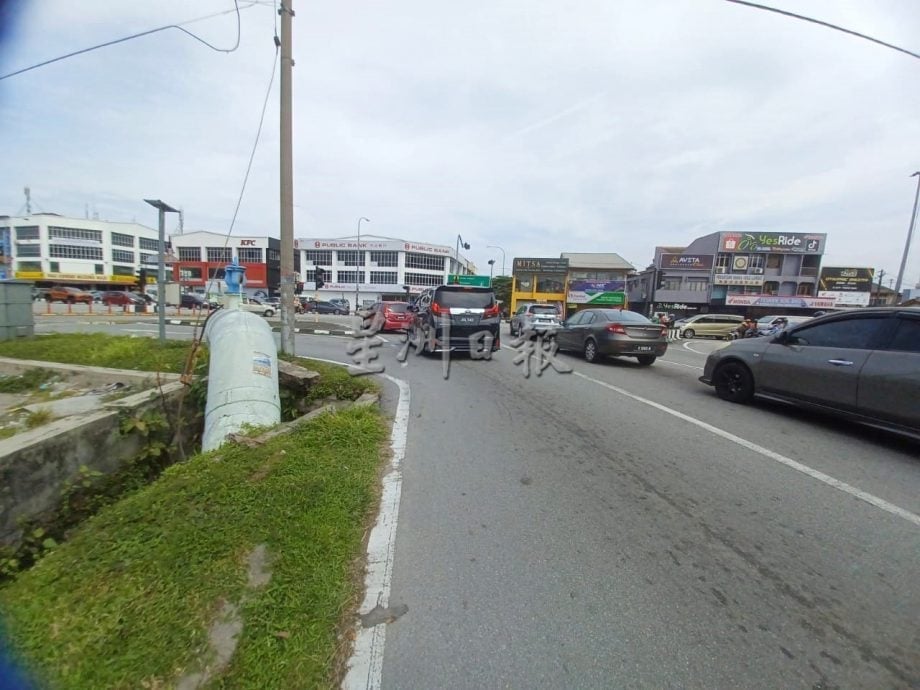 锡米山关东路与万秀路路口车辆插队问题严重,安装交通柱阻止闯入反方向车道/6图