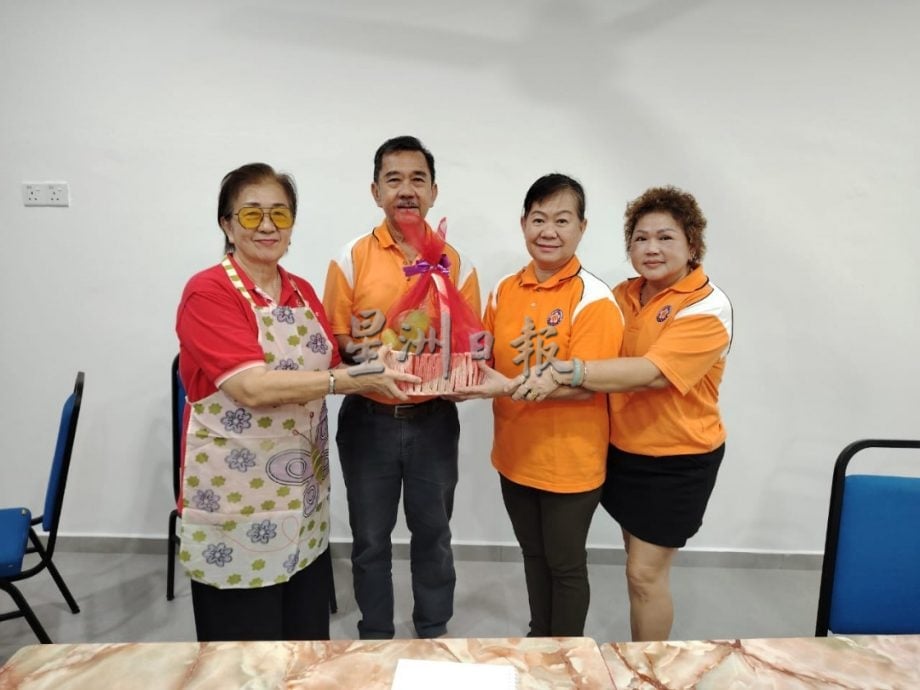 东:登嘉楼客家公会妇女组日前举办“咸汤圆制作与分享”活动,通过美食搭建交流桥梁,为乡亲间的情谊升温。