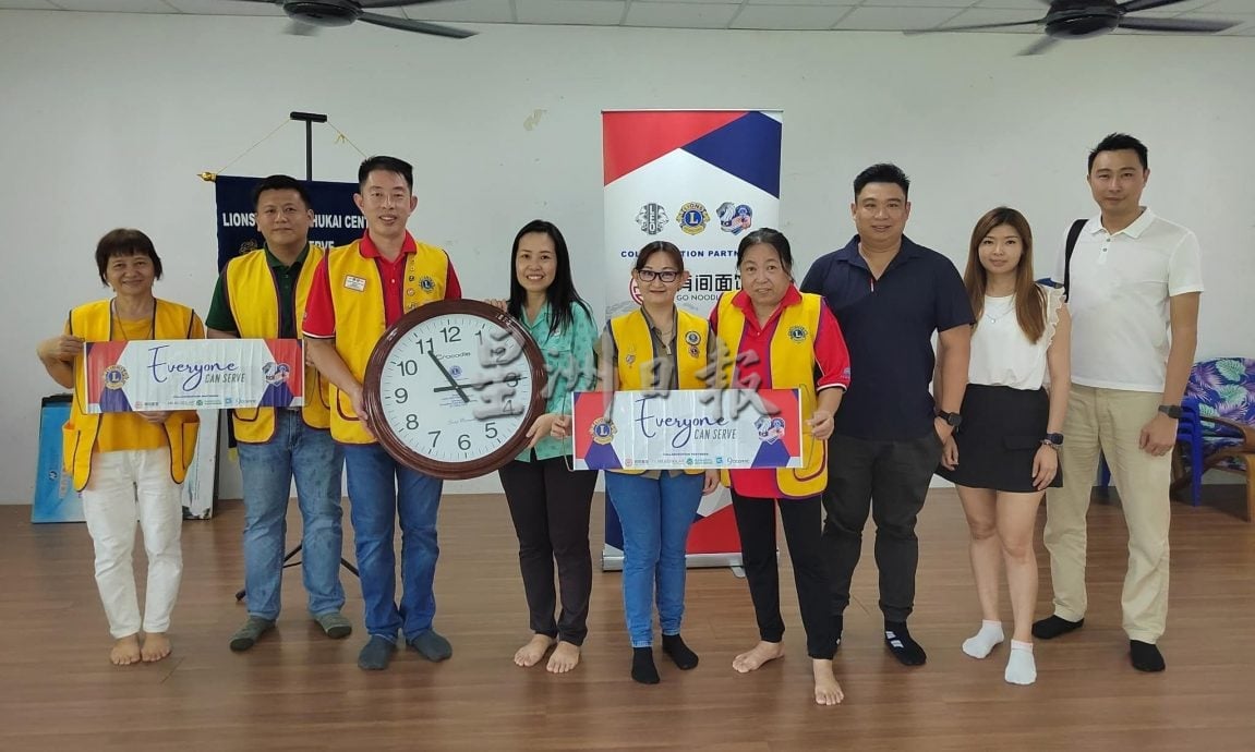 东:朱盖中区狮子会捐赠一座挂钟给甘马挽挽华小学,作为社区服务项目之一。