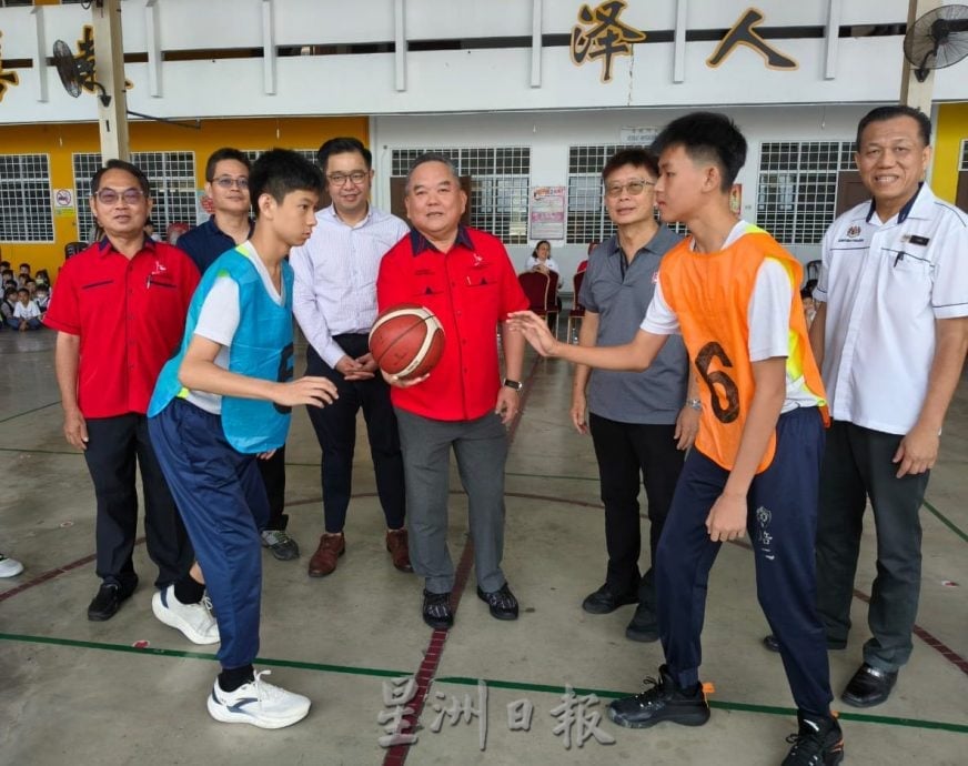 培二小学校内篮球赛开球礼