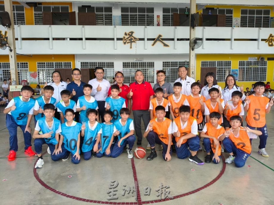 培二小学校内篮球赛开球礼