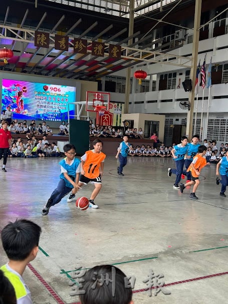 培二小学校内篮球赛开球礼