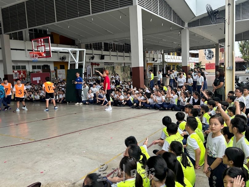 培二小学校内篮球赛开球礼