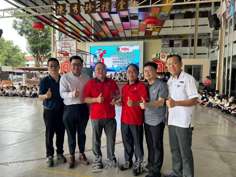 培二小学校内篮球赛开球礼