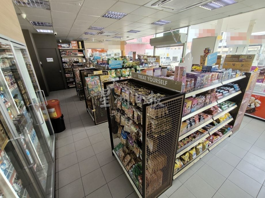 供星洲网/戴帽男偷糖果又偷玩具车 油站寻人:叫他回来付款!