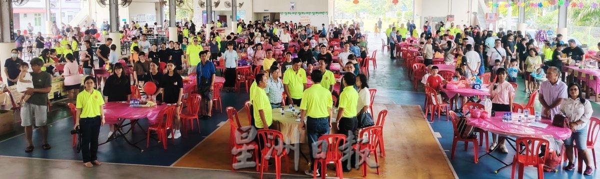 (已签发)柔:**版头**新加兰中华学校办义卖会 筹获逾32万设施活动基金