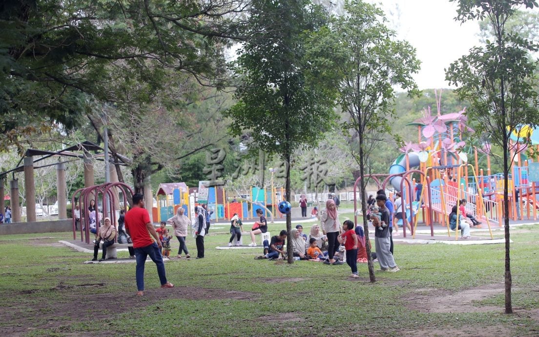 霹:封面主文∕周末怡保公园热闹 成市民悠闲充电站