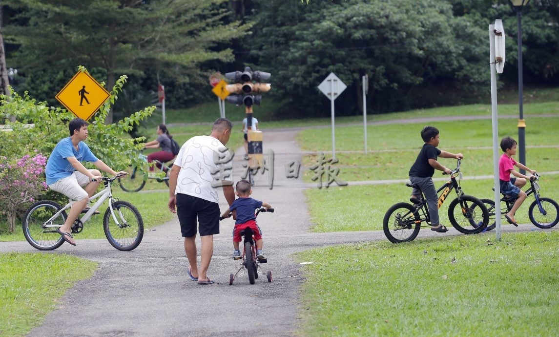 霹:封面主文∕周末怡保公园热闹 成市民悠闲充电站