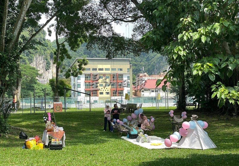 霹:封面主文∕周末怡保公园热闹 成市民悠闲充电站