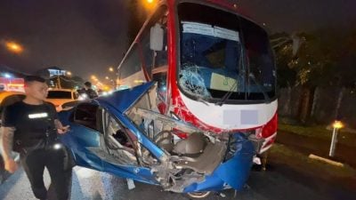 轿车猛撞停路旁巴士  车头卡巴士底部司机逃一劫