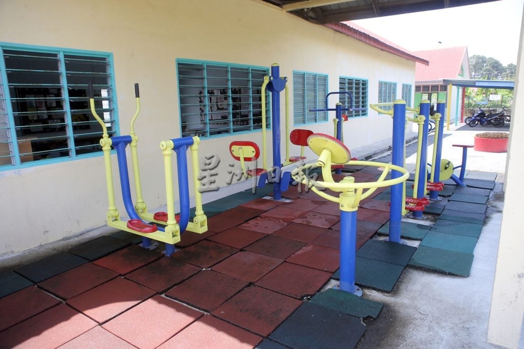 霹:19日见报∕封底主文∕微型华小 不微使命 | 东兴港新民小学看似“微小” 内则团结强大