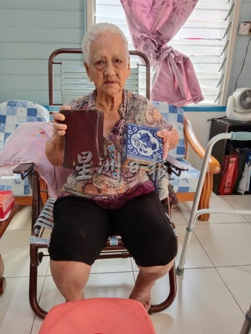 供星洲网:90岁老奶奶展示珍藏的百年古枕、老打字机及算盘