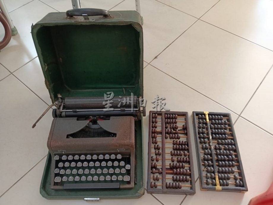 供星洲网:90岁老奶奶展示珍藏的百年古枕、老打字机及算盘