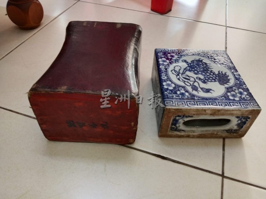 供星洲网:90岁老奶奶展示珍藏的百年古枕、老打字机及算盘