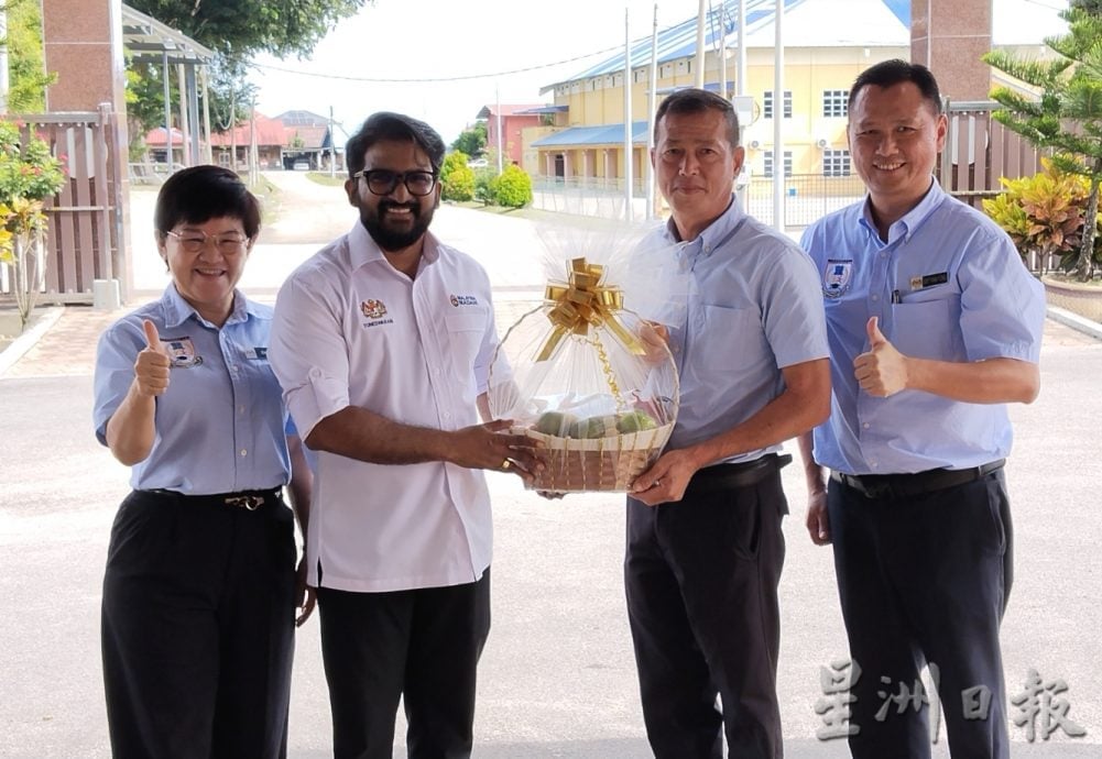 已签发 柔︰校园版头:华岚赞扬昔加末43校董家协 联手推动教育发展