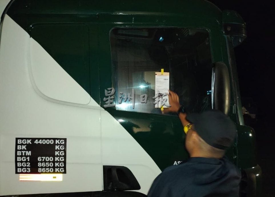 大都会:乱停罗里 5车被开罚/3图