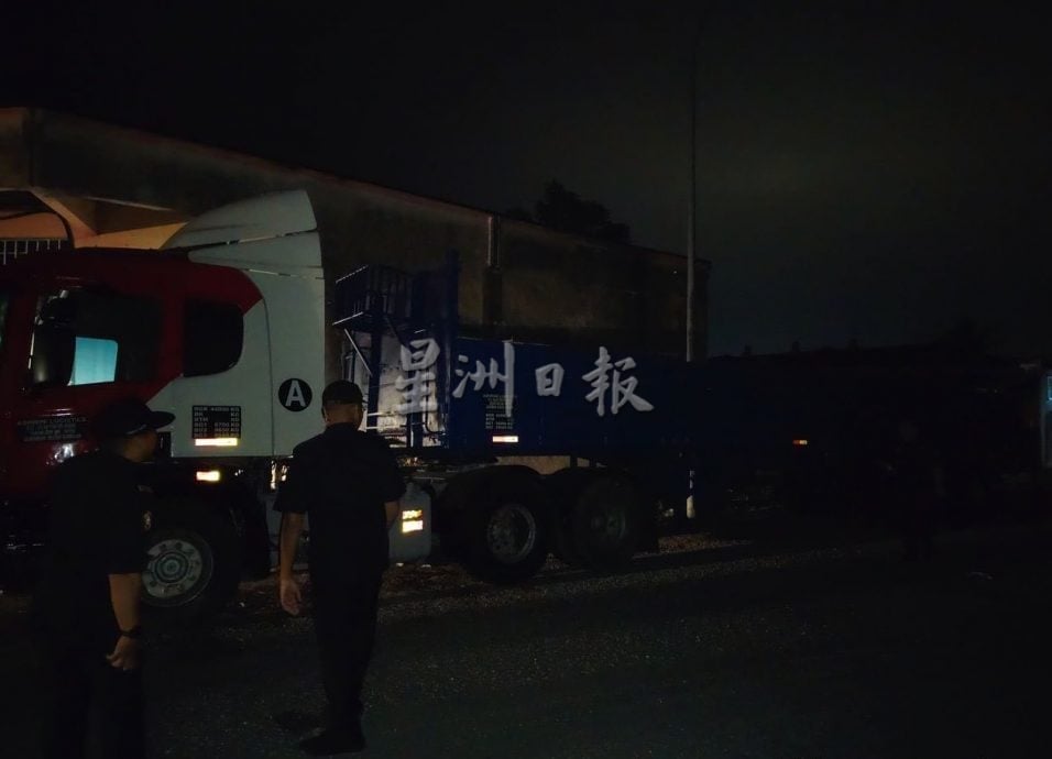 大都会:乱停罗里 5车被开罚/3图