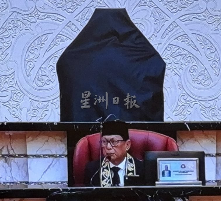 已签发 柔：州议会上半场：便携麦克风“顶替”开会 柔州议长因音响故障怒斥技术组