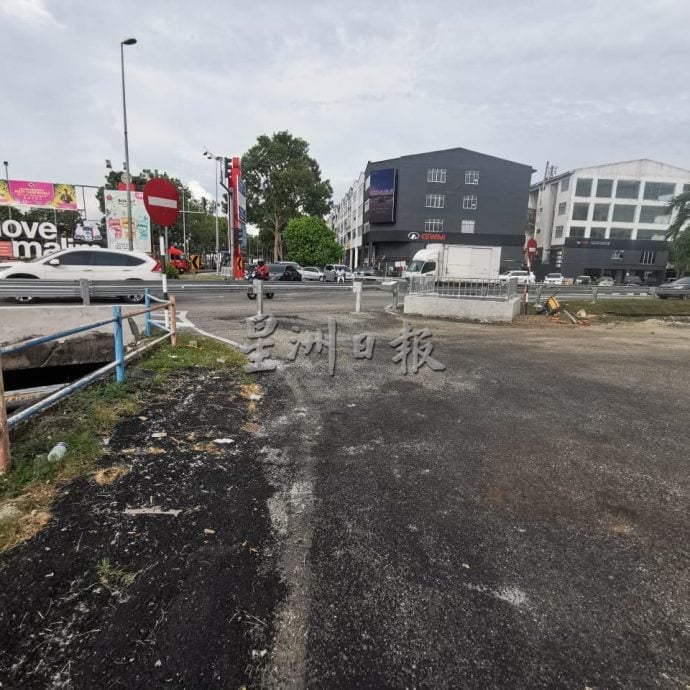 (古城封面副文)玛琳再也交通圈往拨款2路入口关闭,开靠近素食店入口,加强交通安全