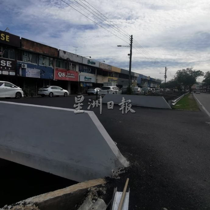 (古城封面副文)玛琳再也交通圈往拨款2路入口关闭,开靠近素食店入口,加强交通安全