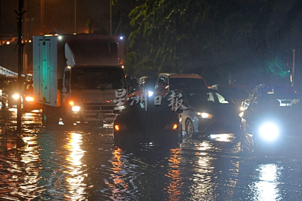 雨季来临 州政府加重监督和戒备随时应付水灾发生