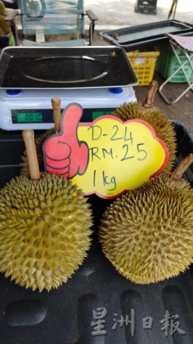 榴梿飘香季 食客路边停车吃榴梿