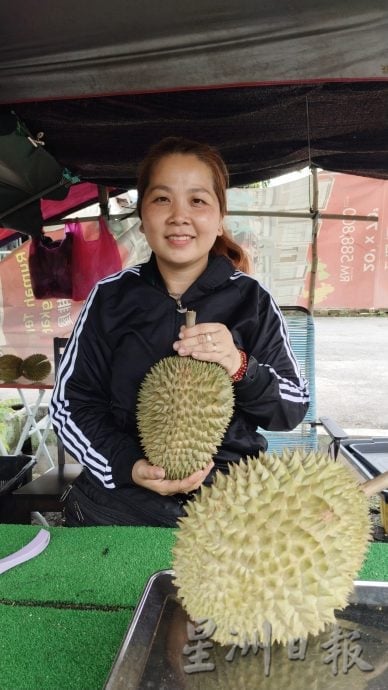 榴梿飘香季 食客路边停车吃榴梿