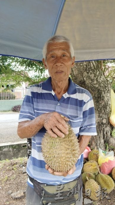 榴梿飘香季 食客路边停车吃榴梿