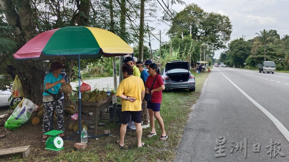 榴梿飘香季 食客路边停车吃榴梿