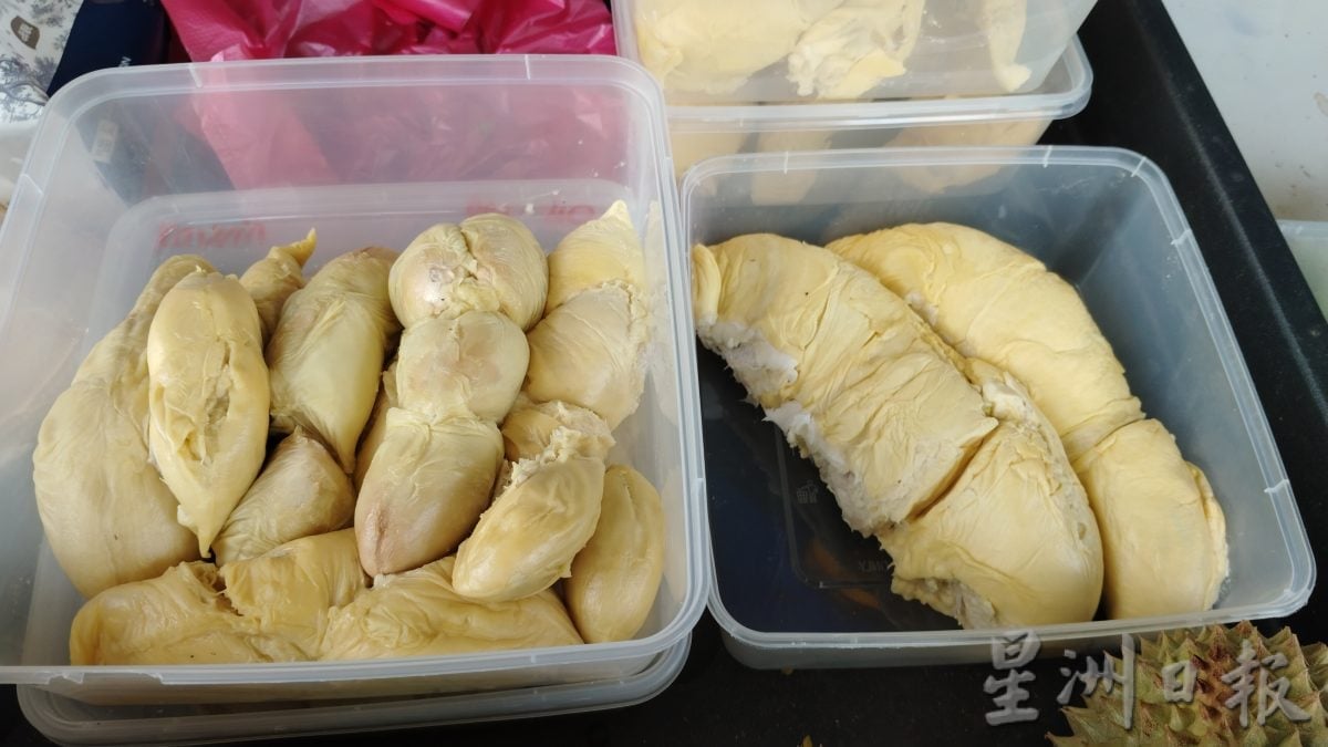 榴梿飘香季 食客路边停车吃榴梿