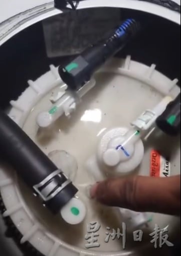 视频|汽油掺水致多辆车抛锚? 汝来油站紧急关闭引热议