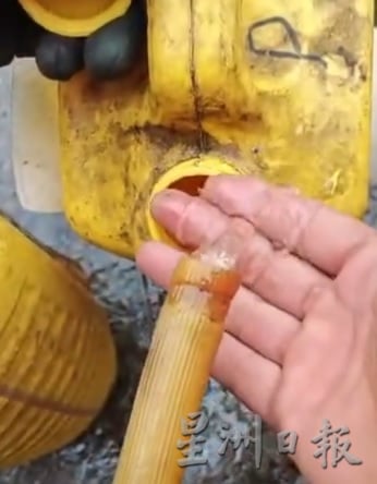 视频|汽油掺水致多辆车抛锚? 汝来油站紧急关闭引热议