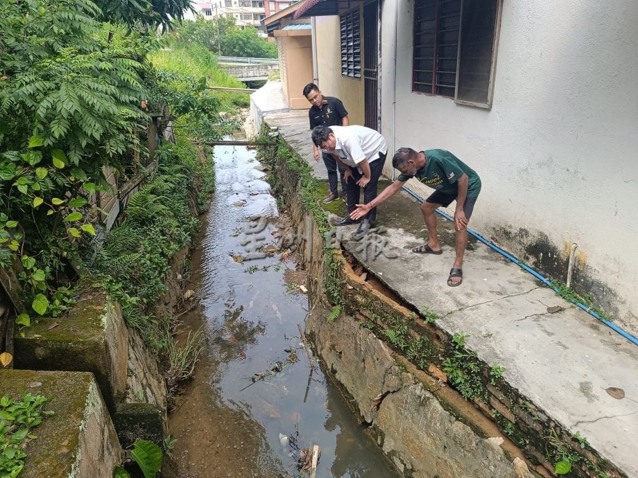 马口平民屋旁河堤再破裂凸出 泥土流失恐影响房屋安全