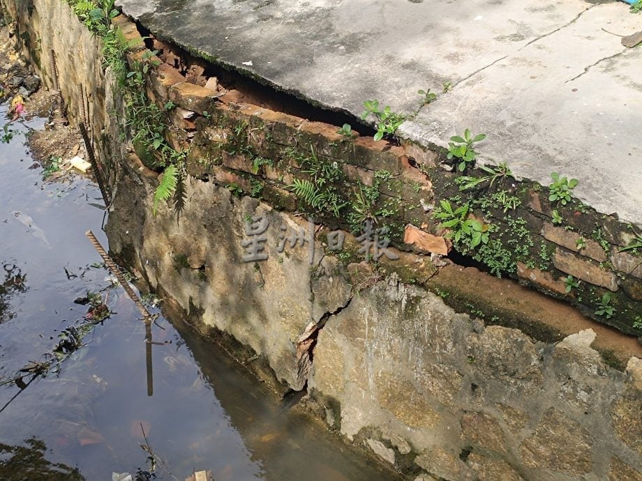 马口平民屋旁河堤再破裂凸出 泥土流失恐影响房屋安全