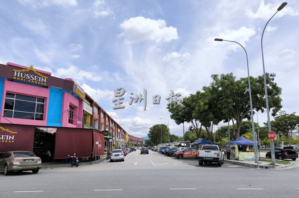 牛群闯荡绿高苑逾一年　居民吁市政厅拿出有效对策