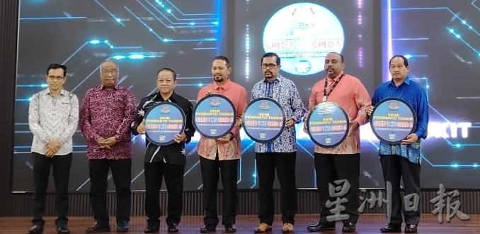 职工总会向公服局建议 促设委会研行政助理升级