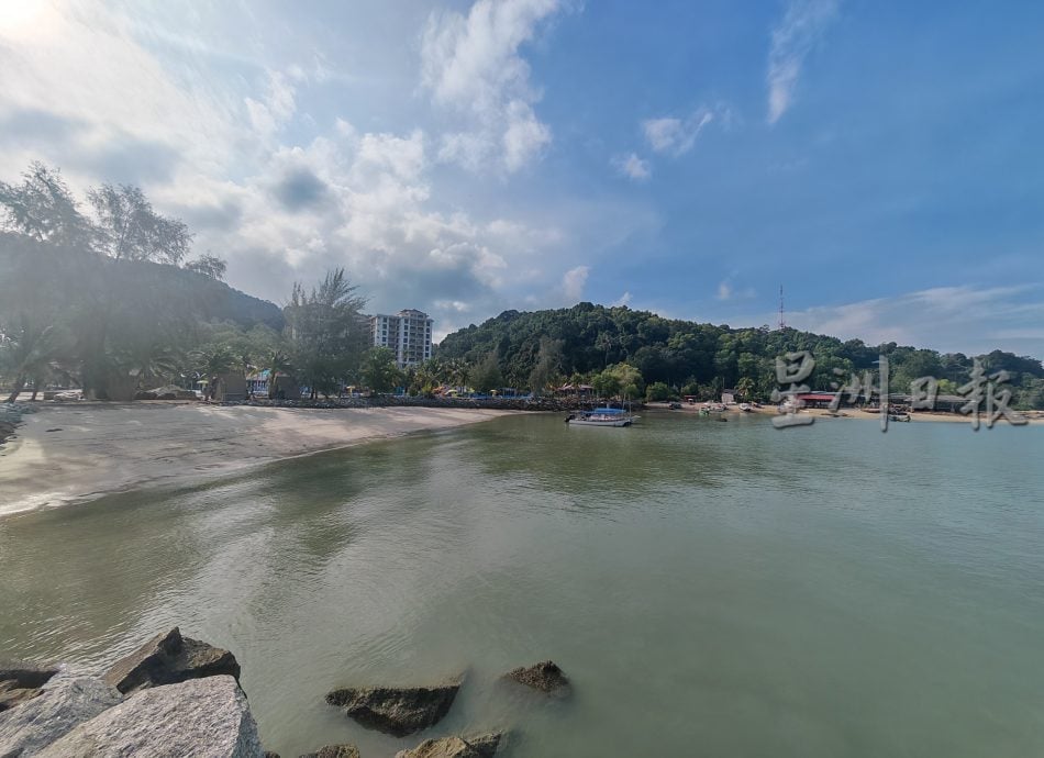 人造池天然海滩双结合 曼绒迎来首座水上乐园 