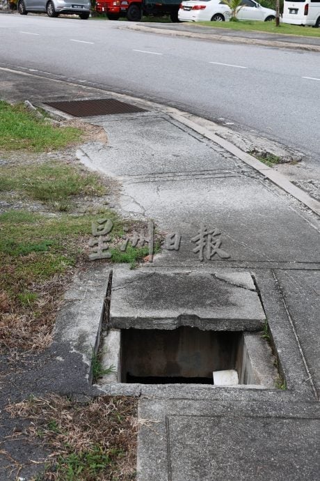 供星洲网：瓜拉庇朥路排水沟盖全毁　摩托逆行与罗里违规压损成主因