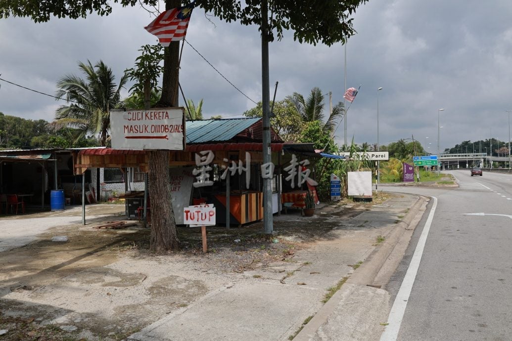 供星洲网：瓜拉庇朥路排水沟盖全毁　摩托逆行与罗里违规压损成主因