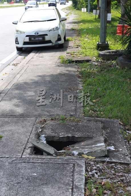 供星洲网：瓜拉庇朥路排水沟盖全毁　摩托逆行与罗里违规压损成主因